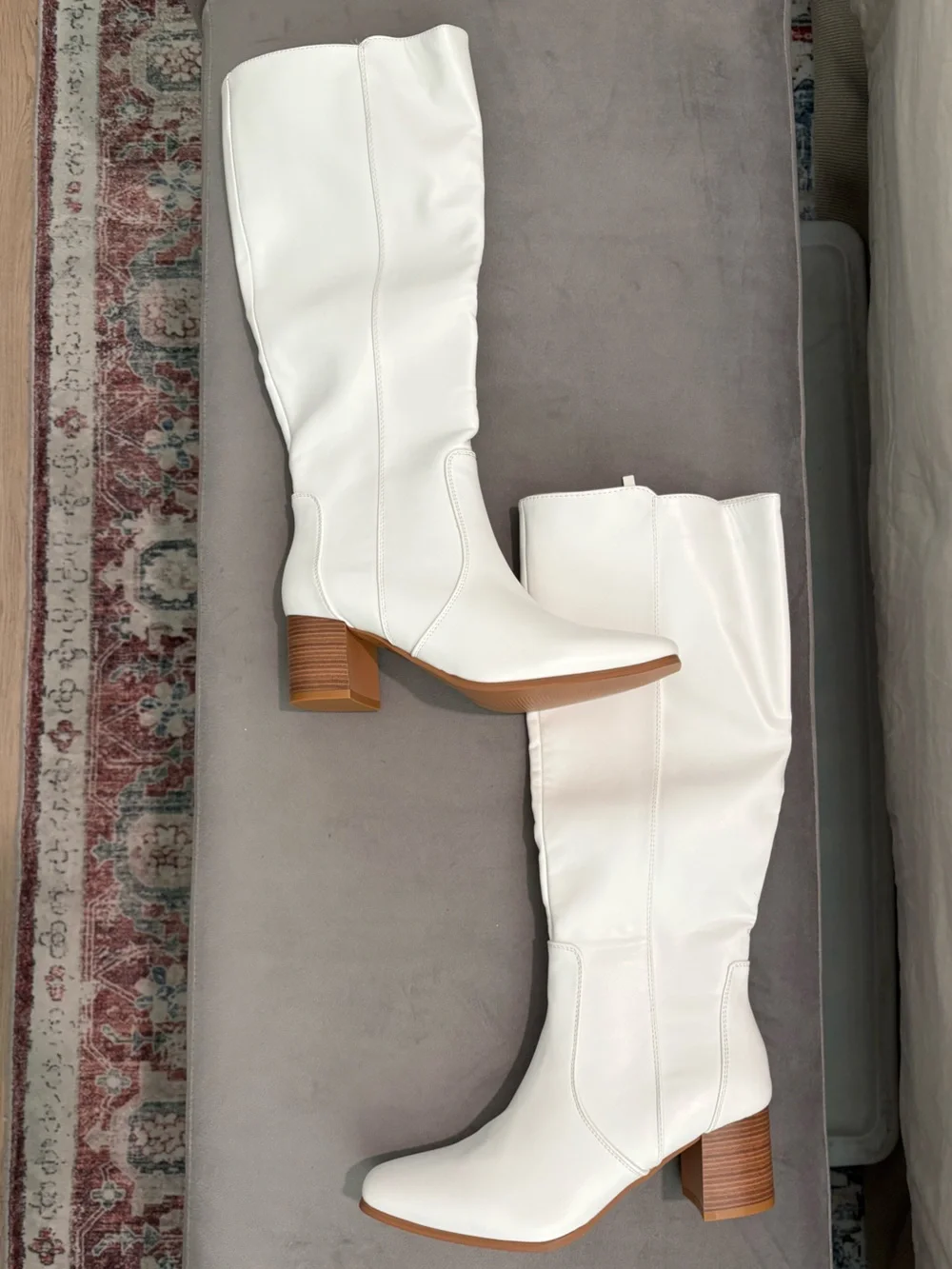 Shoe ‘N Tale Women’s White Knee-High Block Heel Boots - US 8.5